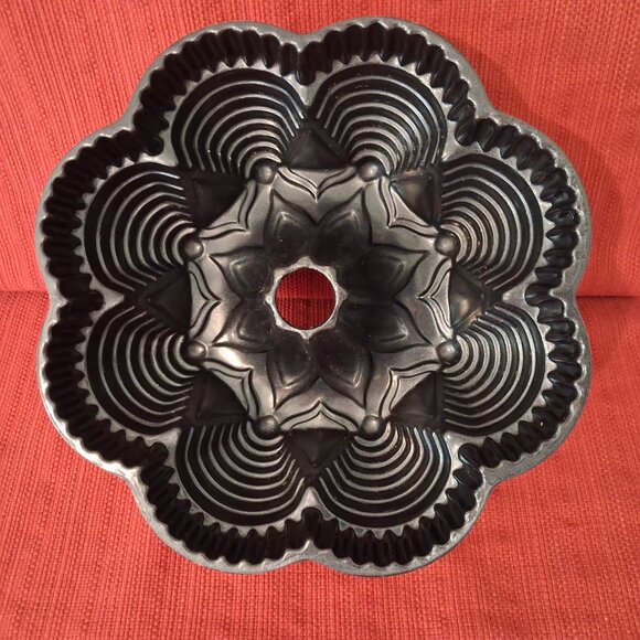 Nordic Ware Pro Cast FESTIVAL FIESTA PARTY BUNDT PAN Cast Aluminum Lightly - Picture 3 of 9